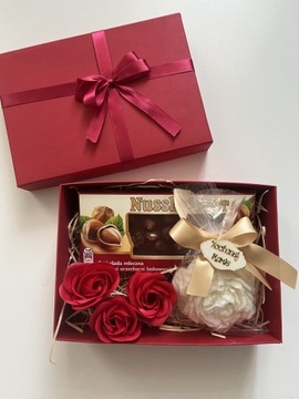 Słodkie pudełko box prezent dzień mamy róże świeca