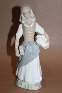 Porcelanowa figurka kobiety z praniem