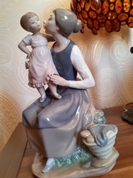 Figurka porcelanowa NAO LLADRO CHWILE Z MAMĄ . 