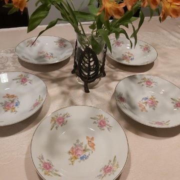 Porcelanowy talerz z lat 80- kwiaty ,sygnowany