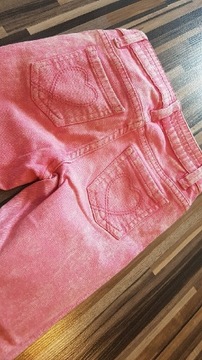 Różowe jeansy rurki przecierane