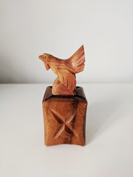 Drewniany indyk na piedestale drewno figurka