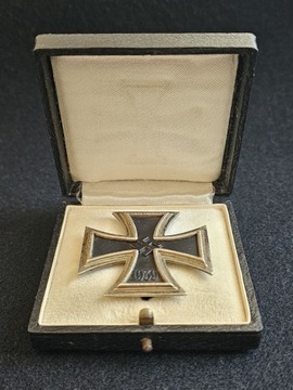 Krzyż żelazny 1 klasa, sygnowany L/11 w pudełku. 