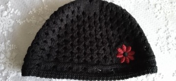 Czarna dziecięca czapka  z kwiatkiem