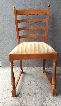 Krzesła drewniane z welurowymi siedzeniami