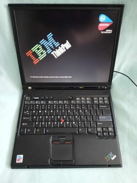 Kultowy retro laptop IBM T43 pod retro gry