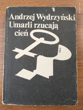 Umarli rzucają cień - Andrzej Wydrzyński