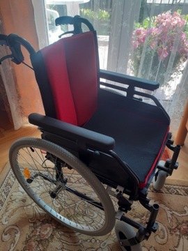 Wózek inwalidzki ze stopów lekkich