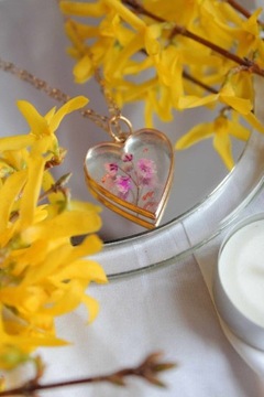 Naszyjnik serce z żywicy z kwiatami złoty handmd