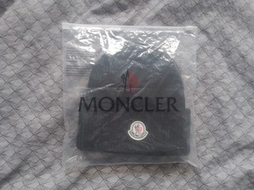 Czarna czapka zimowa moncler