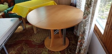 Stół drewniany okrągły lub rozsuwany owalny.