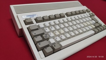 Commodore AMIGA 600 z monitorem