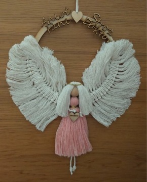 Anioł z makramy w drewnianej obręczy