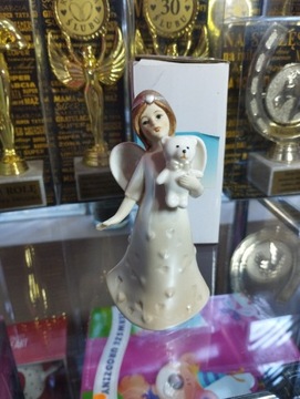Figurka porcelanowa anioł z misiem chrzest rocze