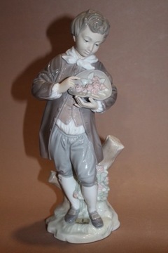 Figurka chłopiec z bukietem Lladro wys. 27 cm