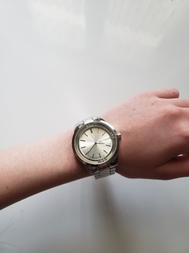Zegarek z diamencikami koloru srebrnego 
