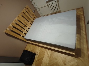 Łóżko z palet samoróbka na materac 140x200