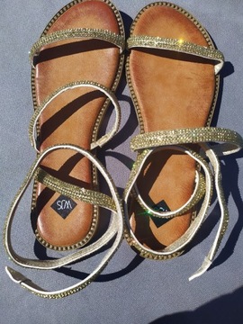WJS płaskie sandały ze sprężyną z kryształkami 