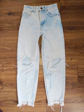 Jasnoniebieskie mom jeans z dziurami Bershka 32 