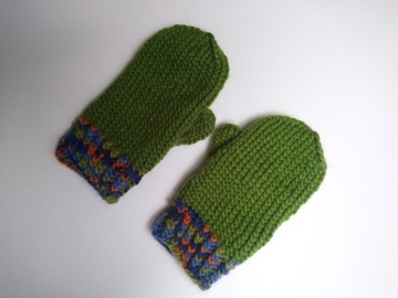 zielone wełniane rękawiczki, jeden palec