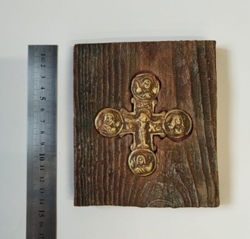 Krzyż wzorowany na średniowiecznym enkolpionie