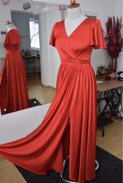 Czerwona satynowa sukienka