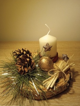 Dekoracja świąteczna ze świecą na plastrze drewna 