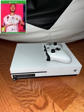 Xbox one s + Pad + FIFA 20