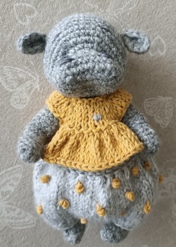 Śliczna hipcia w pantalonach i w tunice amigurumi 