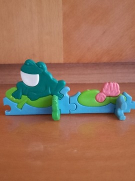 Kinder jajko niespodzianka puzzle,żaba w sadzawce