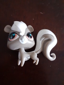 Lps Littlest pet skunks 