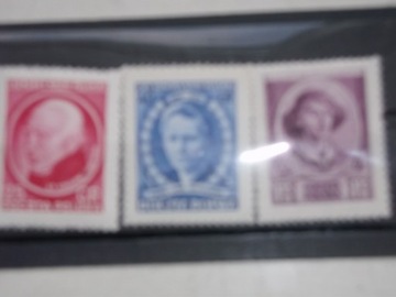 trzy znaczki o numerach 556-557-560