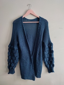 Granatowy sweter z bufiastymi rękawami z wełną