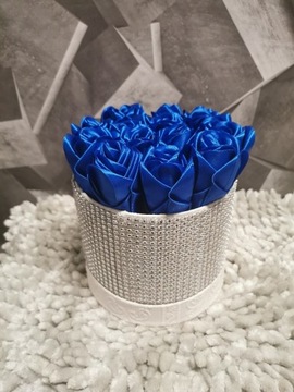 Flowerbox,  róże  z wstążki satynowej