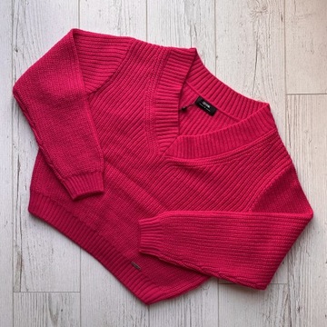 Różowy sweter z dekoltem w serek fuksja OCHNIK XS