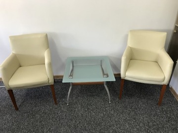 Fotele wraz ze szklanym stolikiem