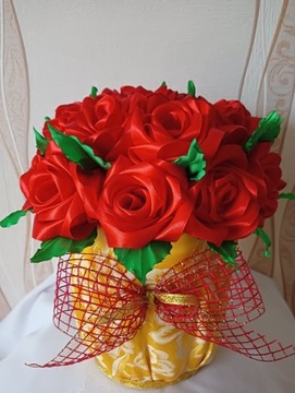 Flower box z 23 róż ze wstążki satynowej.