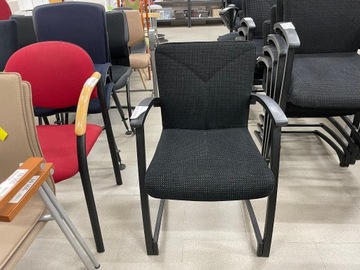 Piękne, czarne krzesło konferencyjne firmy Kinnarp