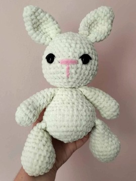 Królik króliczek na szydełku amigurumi pluszak 