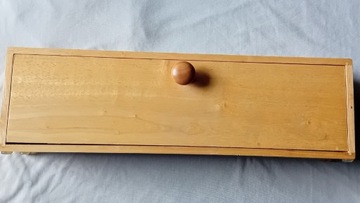 Drewniane zawieszane pudełko na herbatę.