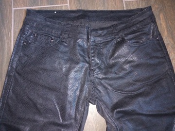 Czarne woskowane spodnie (wzór-wąż)