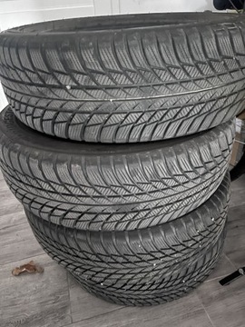 Opony zimowe Bridgestone 215/65 R17 99 4 sztuki