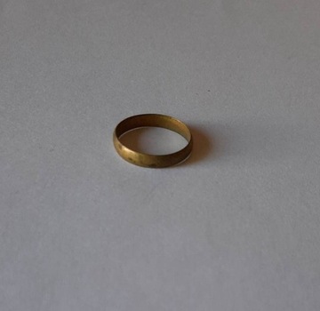 Metalowa obrączka pierścionek w złotym kolorze PRL