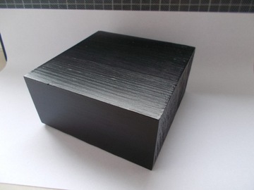 Drewniana czarna podstawka pod modele figurki