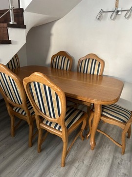 Stół z 6 krzesłami i witryną