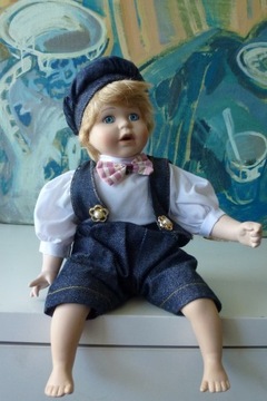 Siedzący chłopczyk lalka porcelanowa  32 cm