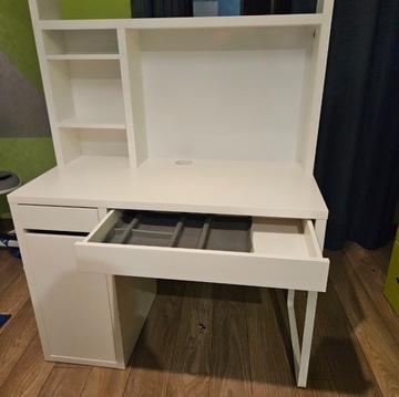 Biurko Ikea Micke z nadstawką 