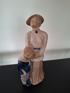 Figurka ceramiczna guwernantka z chłopcem 