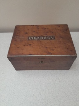 Stare drewniane pudełko na cygara