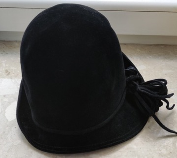 Czarny kapelusz z piękną brożką